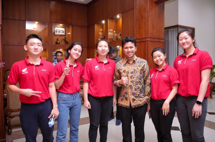 Wakil Gubernur Jawa Timur, Emil Dardak (tengah) melepas tim DBL Indonesia All-Star 2019 ke Amerika Serikat dari Bandara Juanda, Surabaya, Senin (17/2/2020)