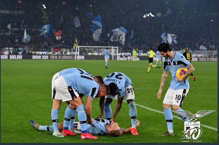 Ciro Immobile disambut rekannya usai mencetak gol Lazio ke gawang Inter Milan dalam partai Liga Italia di Olimpico, 16 Februari 2020.