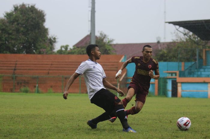 Duel Rifad Marasabessy dan Ferdinand Sinaga dalam laga uji coba Tira-Persikabo kontra PSM Makassar di Stadion Mini, Cibinong, Kabupaten Bogor, Minggu (16/2/2020).