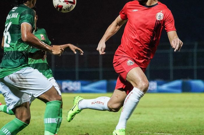 Aksi Marco Motta saat membela Persija Jakarta melawan Madura United pada semifinal Piala Gubernur Jatim 2020.