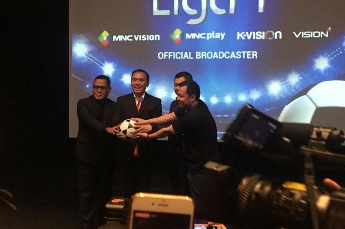 Mochamad Iriawan, Cucu Somantri, Hary Tanoesoedibjo, dan Ade Tjendra hadir dalam peresmian MNC Vision Network sebagai Official Broadcaster Liga 1 2020, Senin (17/2/2020) di Jakarta.