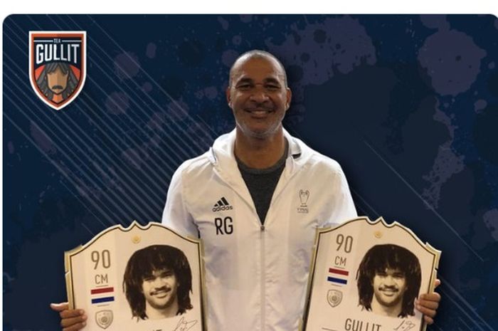 Legenda timnas Belanda, Ruud Gullit, memperlihatkan FIFA Ultimate Team Cards, mode yang ada dalam gim FIFA.