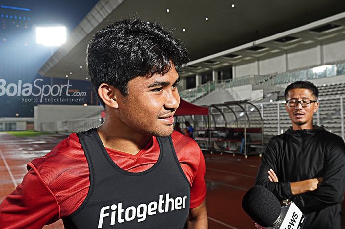 Asnawi Mangkualam menjawab pertanyaan wartawan saat mengikuti pemusatan latihan timnas Indonesia.