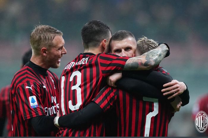 AC Milan merayakan gol yang dicetak Ante Rebic dalam laga pekan ke-24 Liga Italia, Senin (17/2/2020) di San Siro.