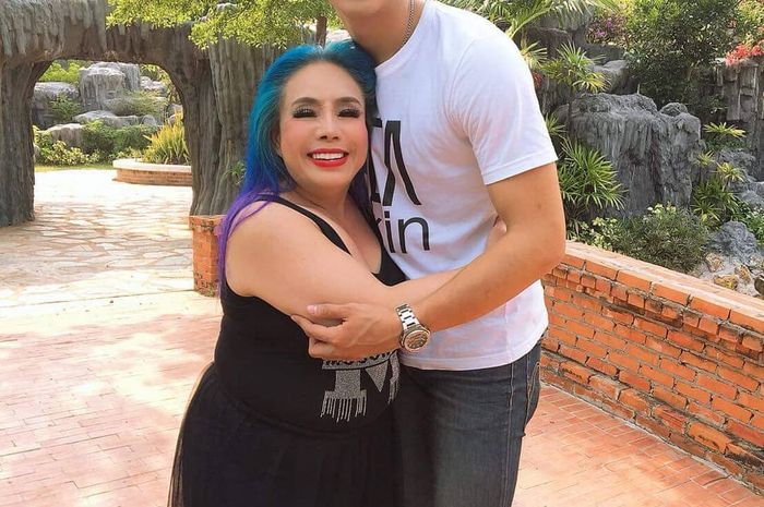 Viral nenek menikahi brondong