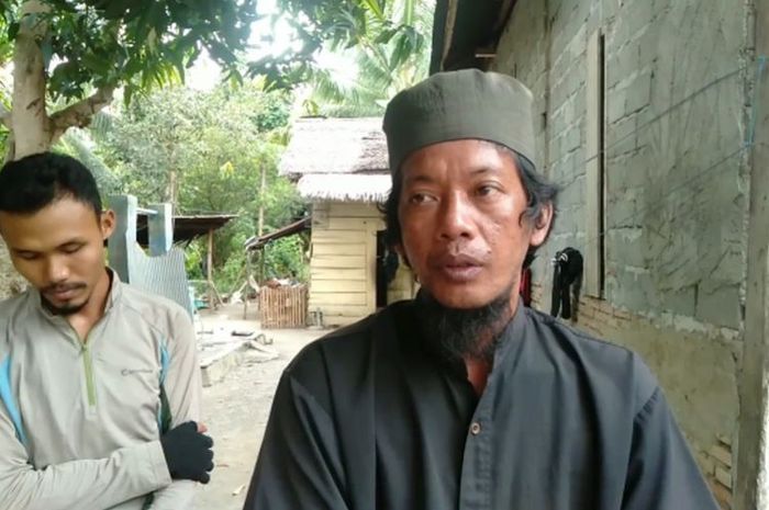 Hanya berbekal seekor ayam, pria asal Mamuju Tengah ini berhasil taklukkan 2 buaya sekaligus, simak kisah lengkapnya