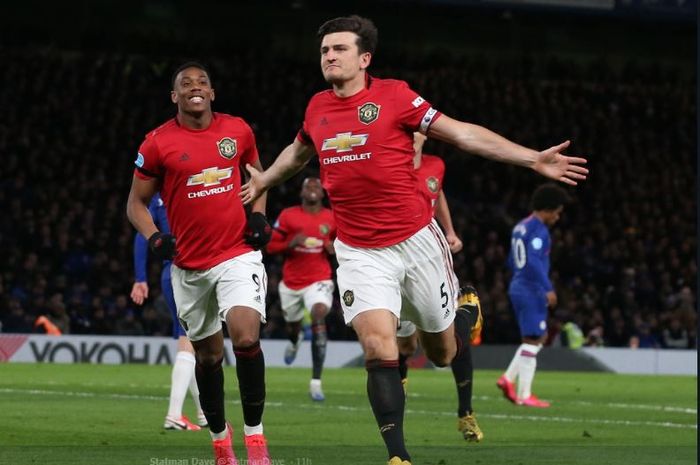 Kapten tim Manchester United, Harry Maguire, saat melakukan perayaan gol yang ia cetak ke gawang Chelsea pada laga pekan ke-26 Liga Inggris, Senin (17/2/2020).