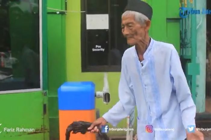 Mbah Marjo jualan daun kelor demi berhaji ke tanah suci