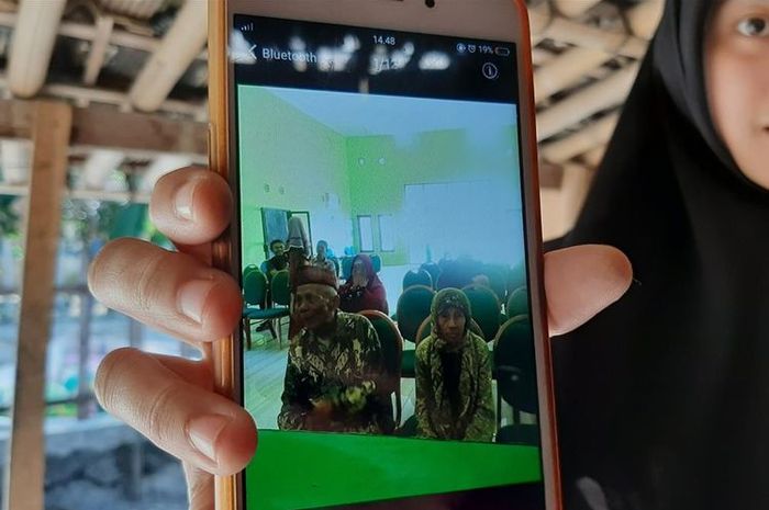 
Pasangan Suami-istri Kirman Mitro Wiyono (92) dan Sutinah (79) bersama Kasi Pelayanan Desa Bendung, Kecamatan Semin, Sukirno di Dusun Widoro Elor, Desa Bendung, Semin, Gunungkidul Jumat (28/6/2019)