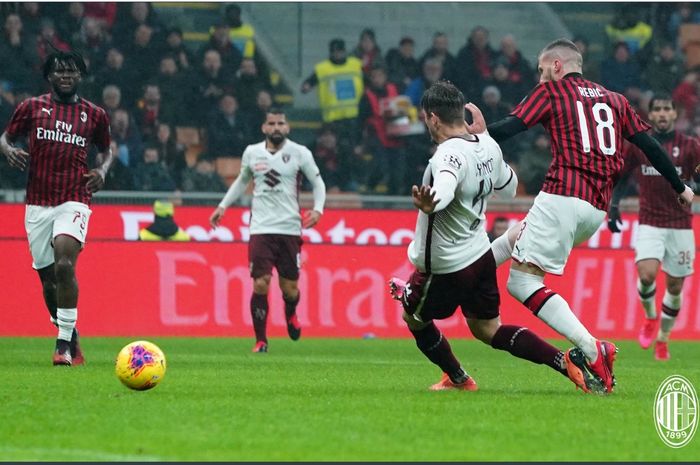 Pemain AC Milan, Ante Rebic, saat menjebol gawang Torino pada pekan ke-24 Liga Italia, Senin (17/2/2020) di San Siro.
