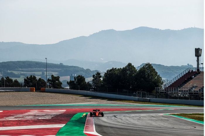 Pembalap Ferrari, Charles Leclerc beraksi pada sesi tes pramusim F1 2020, di Sirkuit Catalunya, Rabu (19/2/2020)