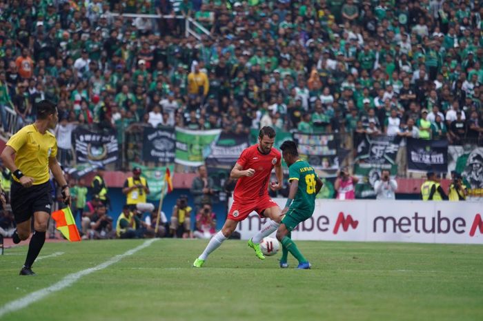 Marco Motta pada laga Persebaya vs Persija di final Piala Gubernur Jatim 2020