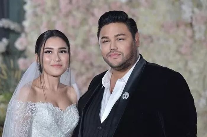 Ayu Ting Ting dan Ivan Gunawan kenakan busana pengantin