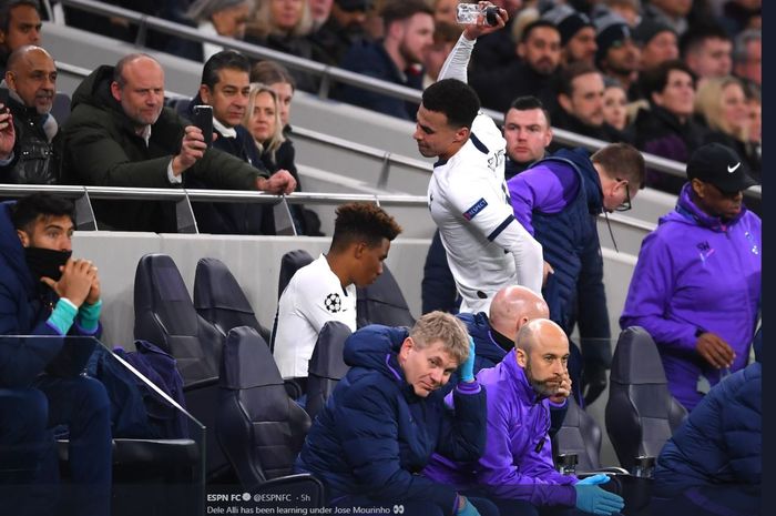 Gelandang Tottenham, Dele Alli, melempar botol setelah digantikan dalam pertandingan Liga Champions kontra RB Leipzig.
