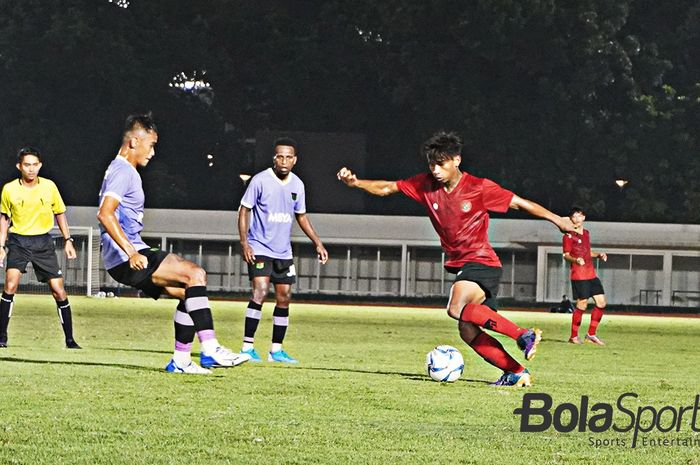 Pemain Persita Tangerang saat mengejar bola, pada laga uji coba Persita Tangerang melawan Timnas Indonesia, di Stadion Madya, Senayan, Jakarta, Jumat (21/2/2020).