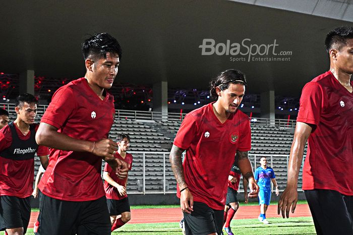 Timnas Indonesia sedang melakukan jogging dalam latihan perdana dibawah asuhan Shin Tae Yong (14/2/2020)