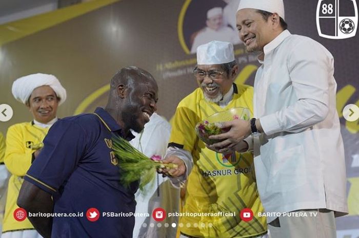 Pemain Barito Putera, Ok John Jalani Ritual Tapung Tawar saat launching skuad di Aula Majelis Taklim KH Ahmad Zuhdianoor, Banjarmasin