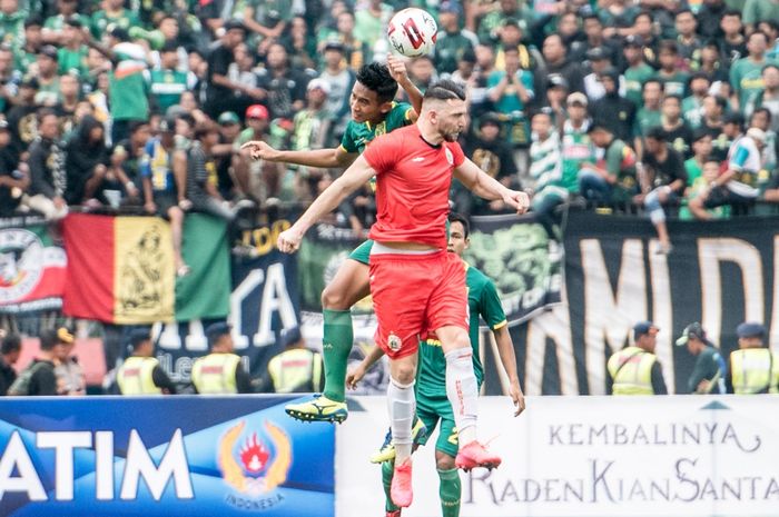 Rizky Ridho berduel dengan Marko Simic dalam laga final Piala Gubernur Jatim 2020 di Stadion Gelora Delta Sidoarjo, Kamis (20/2/2020).