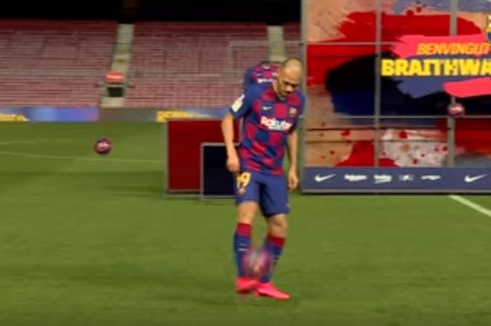 Striker baru Barcelona, Martin Braithwaite, ketika diperkenalkan di Stadion Camp Nou, Jumat (21/2/2020).