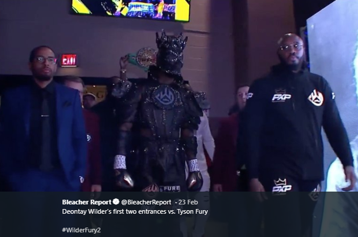 Deontay Wilder mengenakan kostum layaknya pahlawan super sebelum masuk ring untuk menghadapi Tyson Fury di MGM Grand Arena, Las Vegas, Nevada, AS, Minggu (23/2/2020).