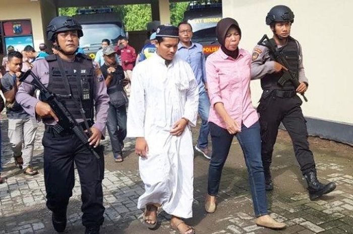 ZA (26) guru SD warga Desa Sukamaju, Kecamatan Plangkat Tinggi, Kabupaten Musi Banguasin, Sumatera Selatan setelah ditangkap tim reskrim Polres Magetan di Temboro, Karas, Magetan, Minggu (23/2).