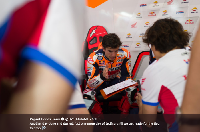 Pembalap Repsol Honda, Marc Marquez (tengah), berbicara dengan krunya saat tes pramusim MotoGP 2020 di Sirkuit Losail, Qatar, Minggu (22/2/2020).