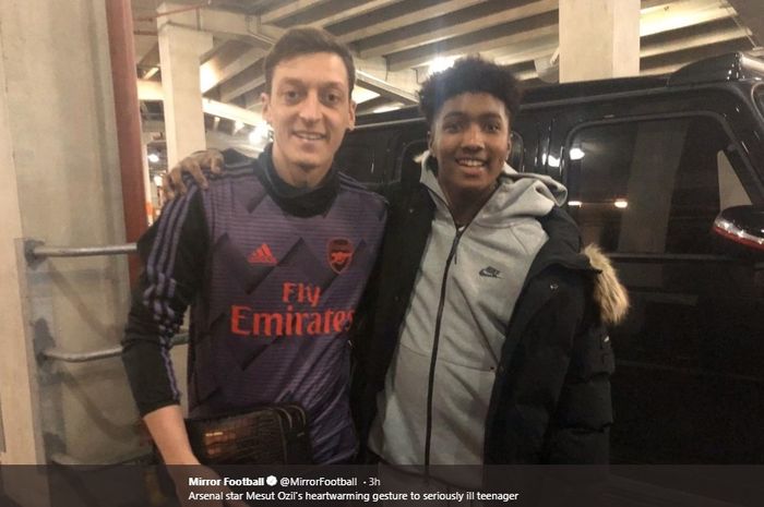 Mesut Oezil (kiri) &amp; Jake (kanan) bertemu setelah pertandingan Arsenal Vs Everton pada Minggu (23/2/2020)
