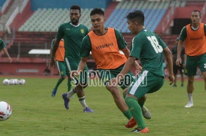 Pemain Persebaya Surabaya, Rachmat Irianto (tengah), mengisi masa jeda Liga 1 2020 dengan kuliah online dan membantu sang adik belajar. 