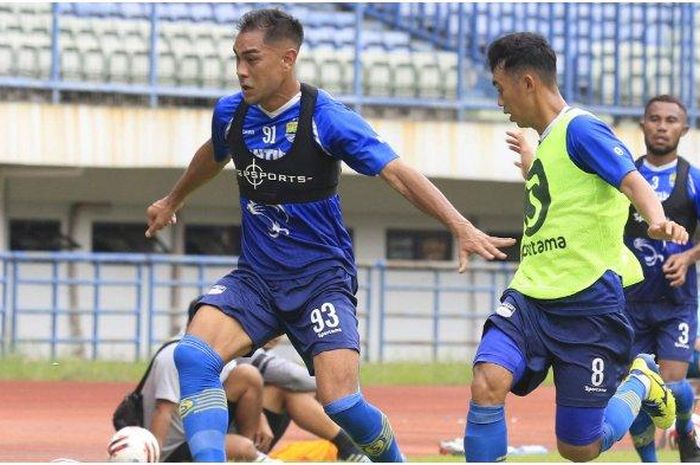 Gim internal pada latihan Persib Bandung di Stadion Gelora Bandung Lautan Api, Senin (24/2/2020).