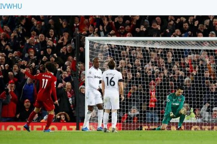 Penyerang Liverpool, Mohamed Salah (kiri), merayakan gol yang dicetak ke gawang West Ham United dalam laga Liga Inggris di Stadion Anfield, Senin (24/2/2020).