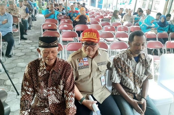 Sudiro dan Sudarwanto alias Kodir saat duduk bersama Direktur Perlindungan Sosial Korban Bencana Alam Kemensos RI Rachmat Koesnadi sebelum penyerahan penghargaan. 