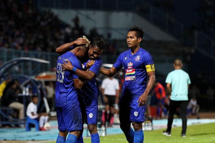 Kapten Arema FC Hendro Siswanto (kanan) saat mengikuti Piala Gubernur Jatim 2020 di Stadion Kanjuruhan Malang, Jawa Timur, Selasa (11/02/2020).