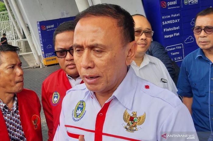 Ketua Umum PSSI Komjen Pol. Mochamad Iriawan memberikan keterangan mengenai kabar terkini PSSI kepada pewarta di kawasan Stadion Utama Gelora Bung Karno, Jakarta, Selasa (25/2/2020).