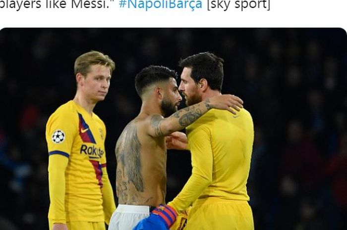 Megabintang Barcelona, Lionel Messi (kanan), bertukar kostum dengan kapten Napoli, Lorenzo Insigne, seusai laga leg pertama babak 16 besar Liga Champions di Stadion San Paolo, Selasa (25/2/2020).
