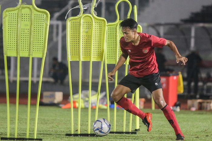 Pemain timnas Indonesia asal Persebaya Surabaya, Koko Ari Araya, saat menjalani pemusatan latihan.