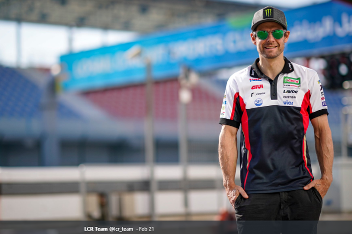 Pembalap LCR Honda, Cal Crutchlow, berpose menjelang tes pramusim MotoGP 2020 di Sirkuit Losail, Qatar, 21 Februari 2020.