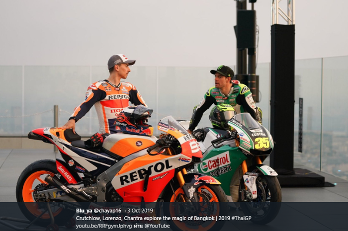Jorge Lorenzo (kiri) dan Cal Crutchlow (kanan) saat pemotretan menjelang seri balap MotoGP Thailand 2019.