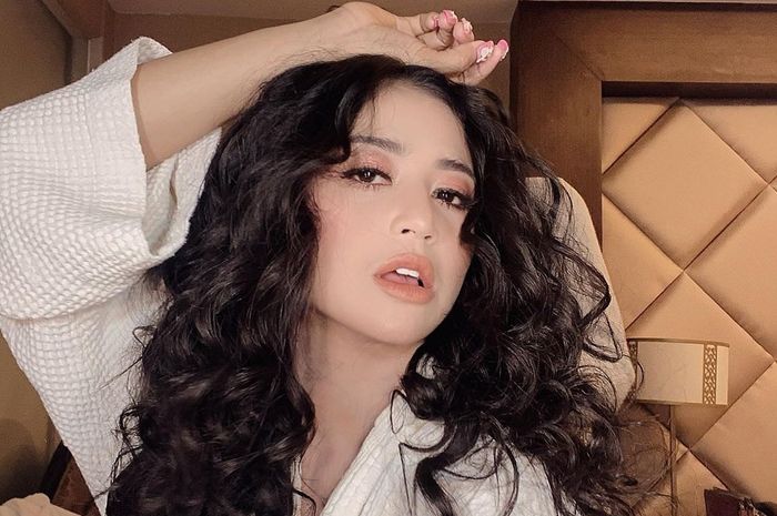 Ditimpa Gosip Narkoba, Dewi Perssik Angkat Bicara Sambil Unggah Foto Dirinya dengan Makeup Dewy dan Rambut Basah
