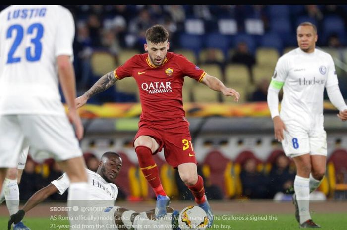 Carles Perez (tengah) beraksi membela AS Roma.