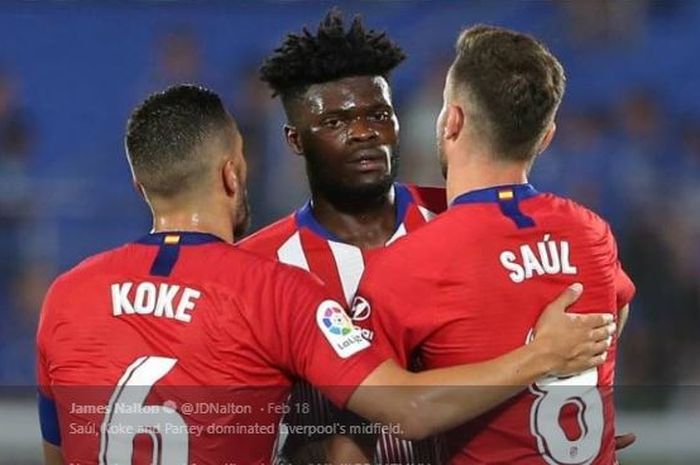 Gelandang Atletico Madrid yang menjadi incaran Arsenal, Thomas Partey (Tengah),.