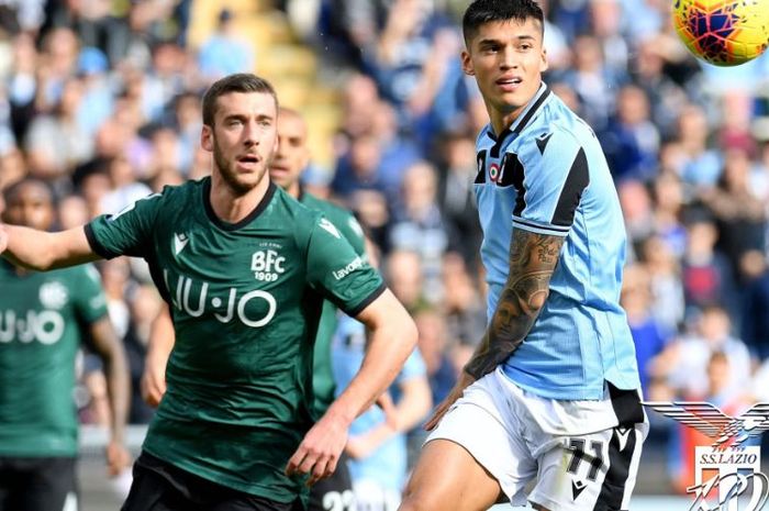 Striker Lazio, Joaquin Correa, berhadapan dengan bola ketika dijaga ketat pemain Bologna dalam laga Serie A Liga Italia di Stadion Olimpico, Sabtu (29/2/2020).