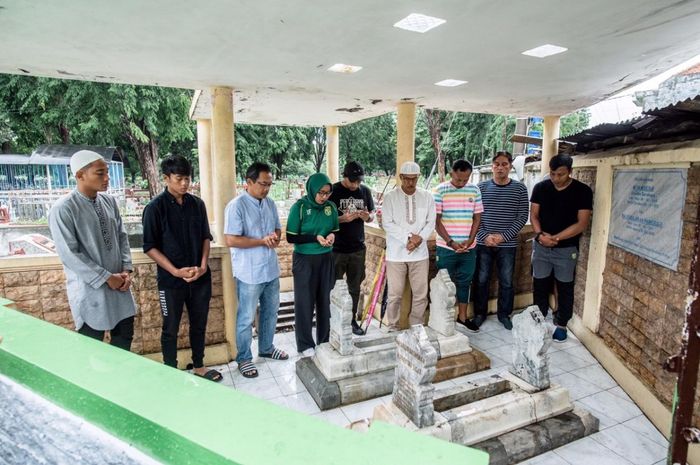 Pelatih Persebaya, Aji Santoso dan beberapa pemain berziarah ke makam pendiri Persebaya menjelang bergulirnya Shopee Liga 1 2020.