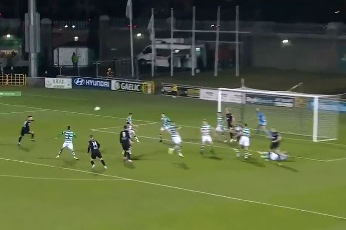 Pemain Dundalk, Jordan Flores, mengambil ancang-ancang sebelum mencetak gol menawan ke gawang  tuan rumah Shamrock Rovers dalam lanjutan Liga Irlandia di Stadion Tallagh, Dublin, pada Sabtu (29/2/2020).