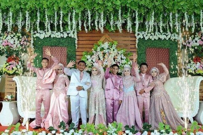 Hasil gambar untuk ibu dan tiga anak nya nikah bareng