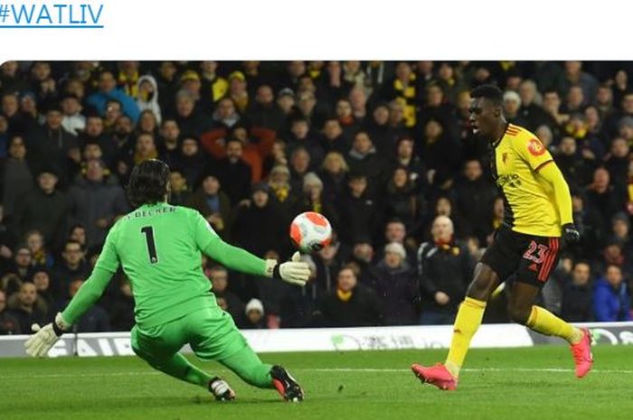 Penyerang Watford, Ismaila Sarr (kanan), mencetak gol ke gawang Liverpool dalam laga Liga Inggris di Stadion Vicarage Road, Sabtu (29/2/2020).