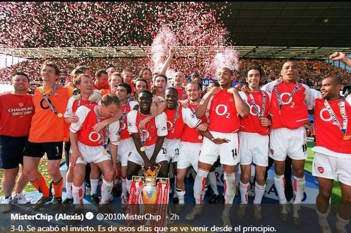 Skuad The Invincibles Arsenal saat merayakan gelar juara Liga Inggris.