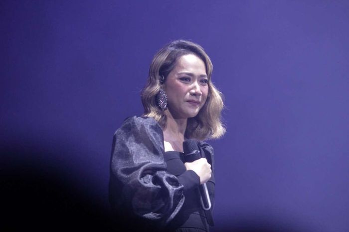 Bunga Citra Lestari saat tampil di Romantic Valentine Concert.