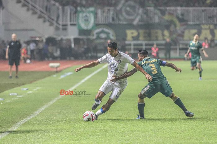 Dendi Santoso (Arema FC/kiri) berduel dengan Abduh Lestaluhu (Tira-Persikabo) dalam laga pekan pertama Shopee Liga 1 2020, Senin (2/3/2020) di Stadion Pakansari, Cibinong.