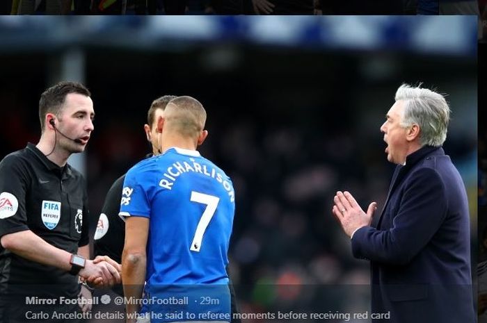 Carlo Ancelotti (kanan) melakukan protes kepada wasit dalam duel Everton versus Manchester United, 1 Maret 2020.