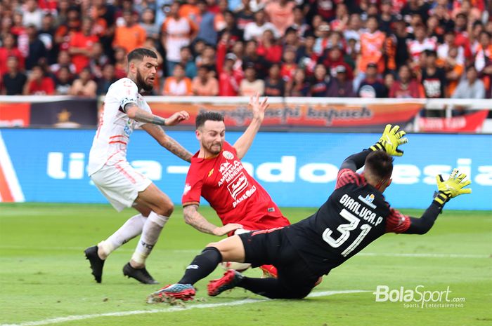 Peluang dari Marc Klok masih mampu digagalkan oleh kiper Borneo FC, Gianluca Pandeynuwu aat laga Persija Jakarta melawan Borneo FC di Stadion Gelora Bung Karno Jakarta (1/3/2020)